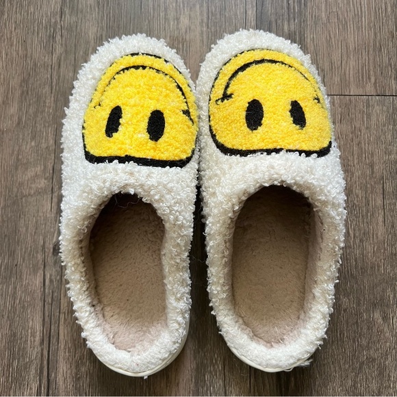 Smiley Face Soft Plush Yellow Cream Adults Sleepers Winter Cozy Christmas 6/7 - Picture 4 of 8